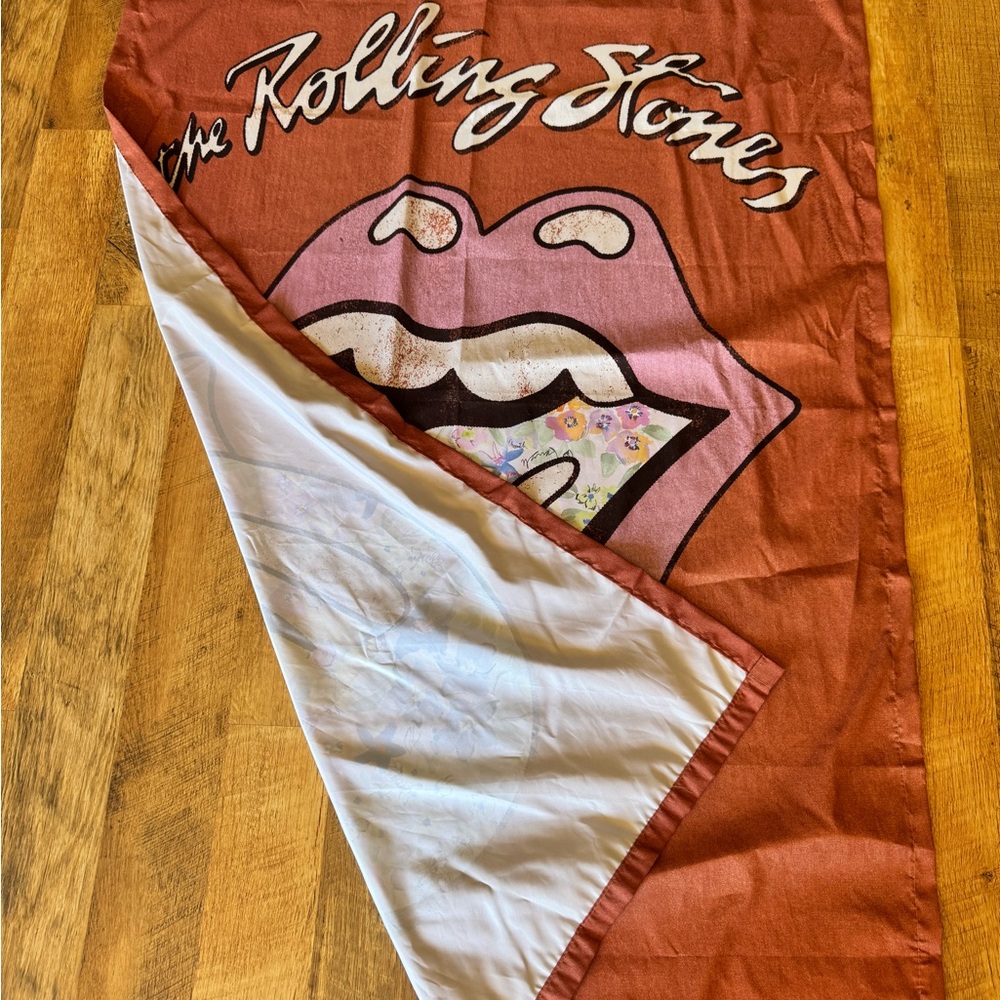 Rolling Stones Tongue Logo Fabric Wall Hanging Banner 48x32 Rock Decor - Picture 4 of 4